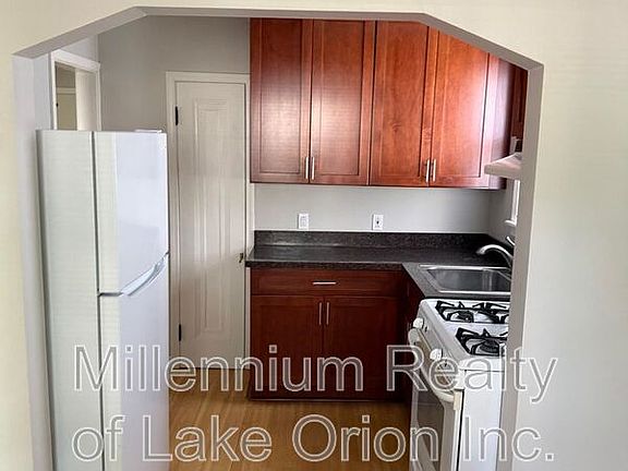 4th image of 271 Dick Ave