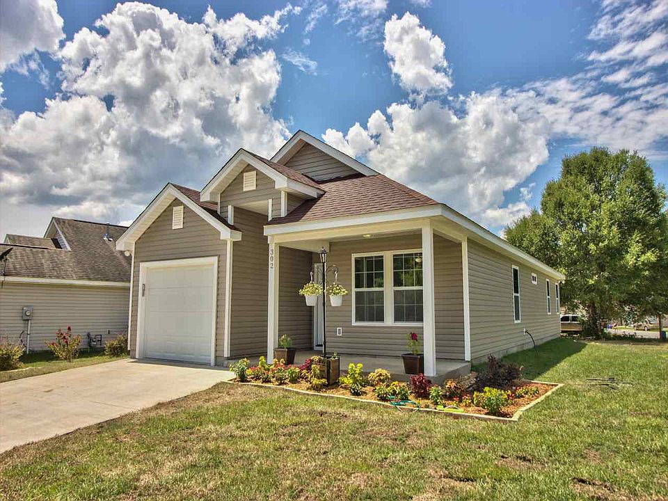 1st image of 302 Chastain Ln
