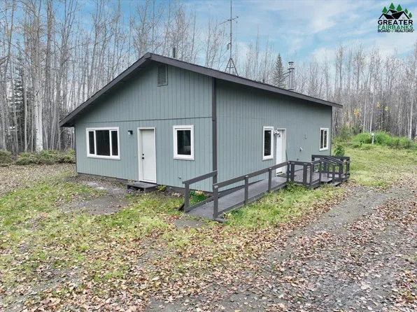 2202 Independence Cir W, North Pole, AK 99705