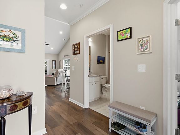 4th image of 647 Sunnyside Dr. #202