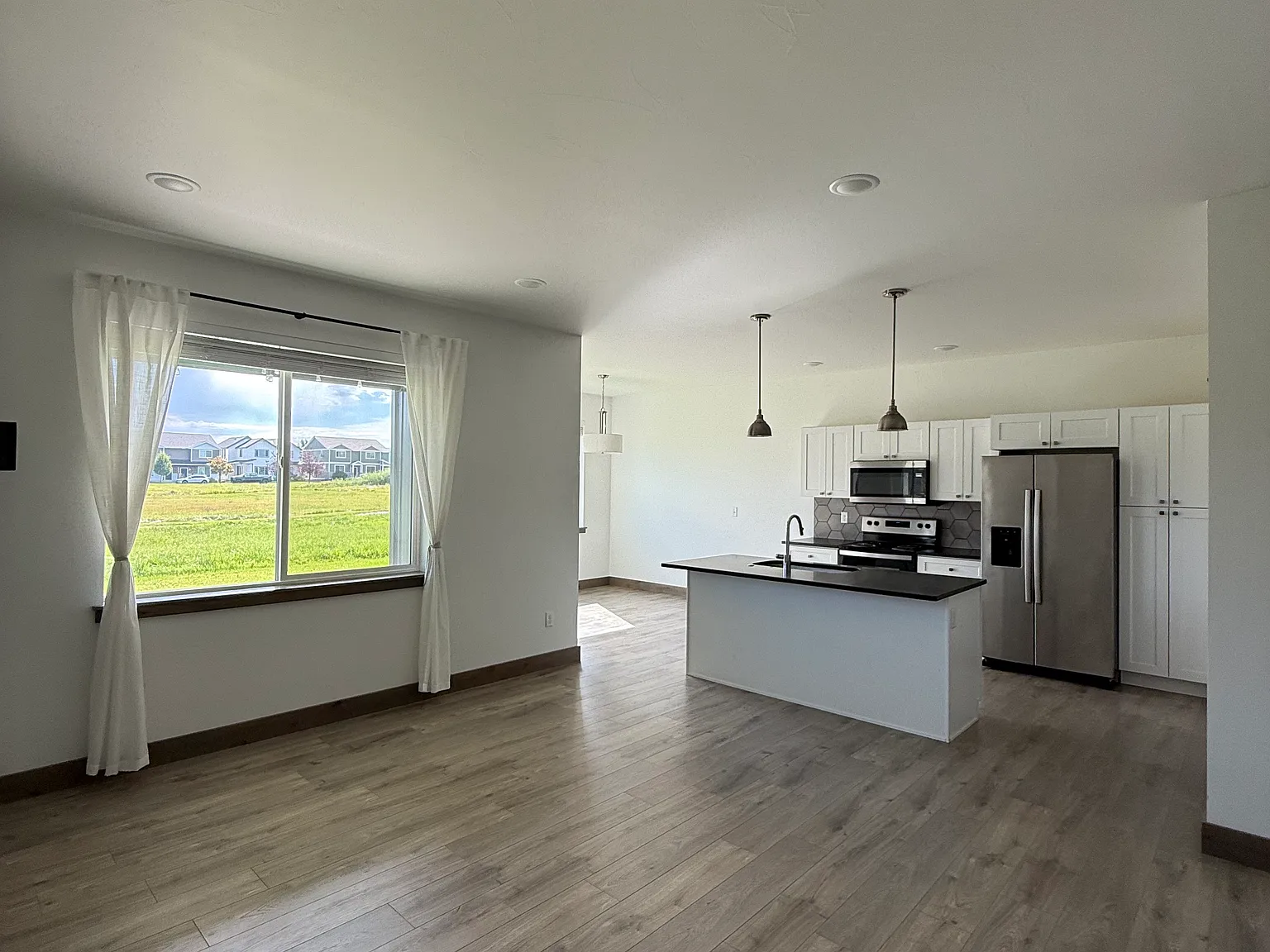 3 bed, 2.5 bath, 1800 sqft, $3,275 — Photo 2
