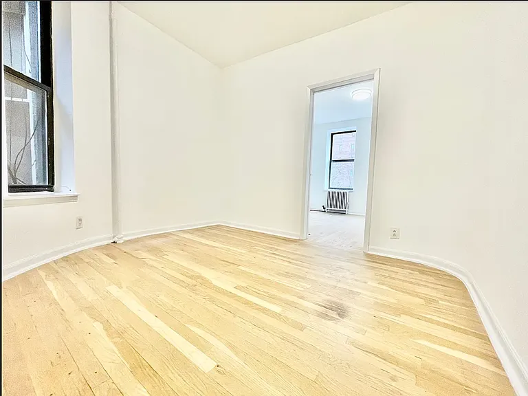 638 E 14th St #5 — Photo 7