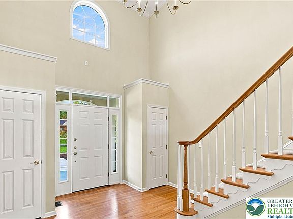 4th image of 1572 Surrey Rd
