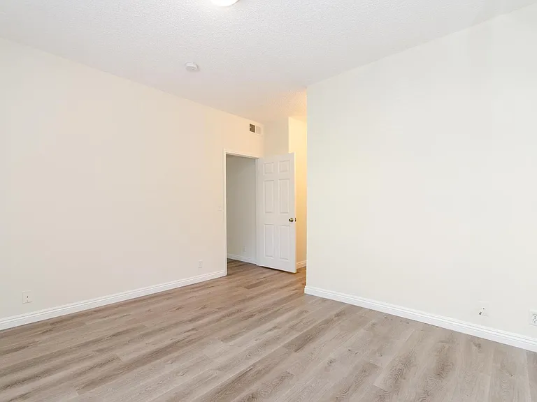 1939 Beloit Ave #103 — Photo 22