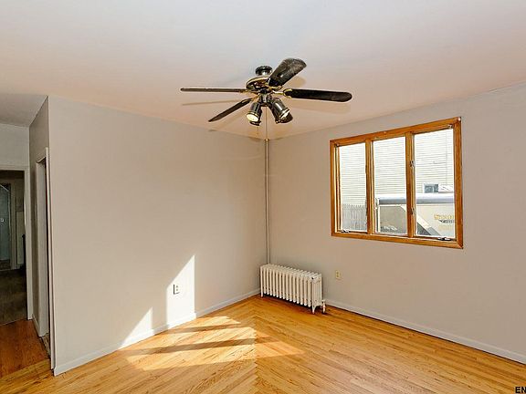 3rd image of 182 Saratoga Ave