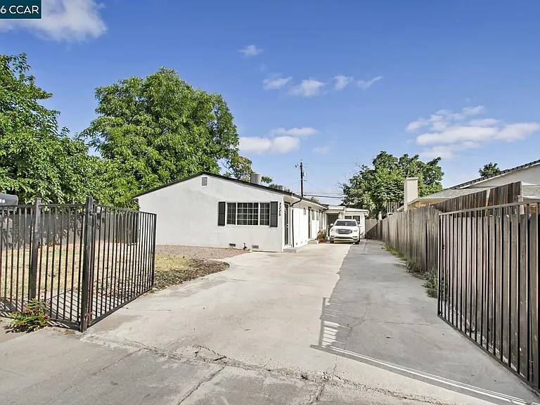 2225 E Myrtle St — Photo 4