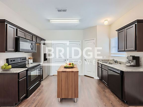 3rd image of 1324 Lake Crest Ln