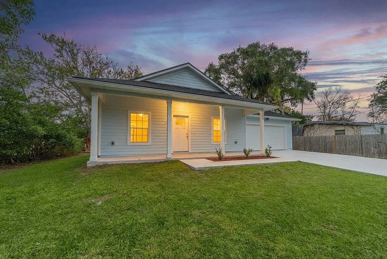 3 bed, 2.0 bath, 1206 sqft, $2,600 — Photo 1