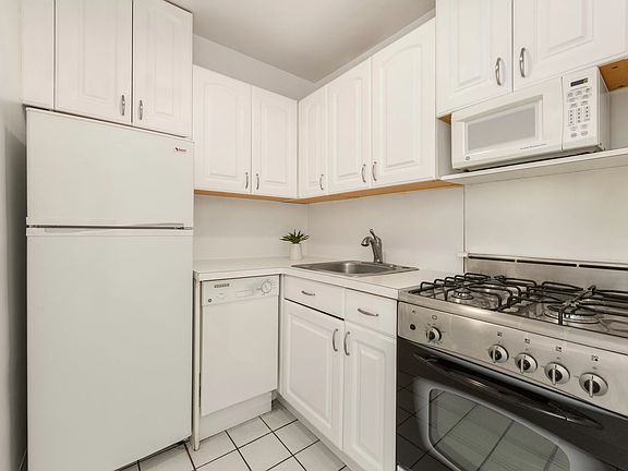 3rd image of 220 E 67th St APT 5C