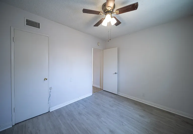 118 E Shady Grove Dr — Photo 9