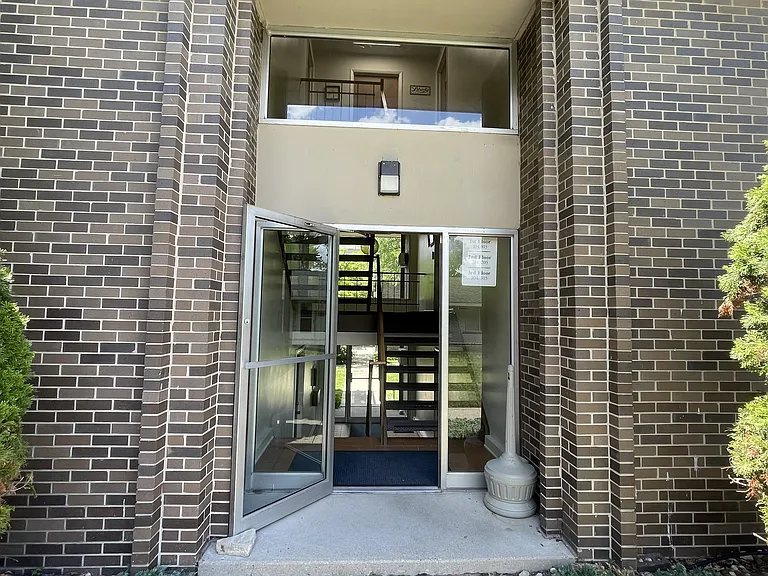250 N Liberty St #205 — Photo 2