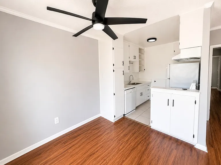 2150 N Beachwood Dr #10 — Photo 4