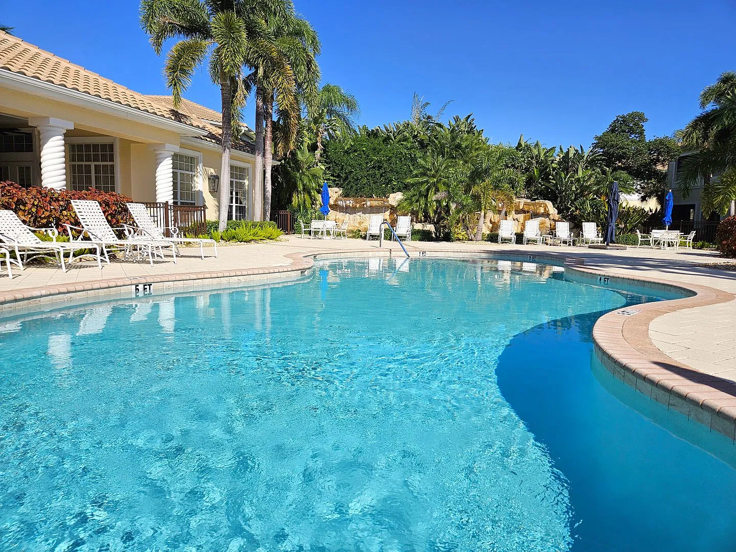 Annual Unfurnished 2 Bedroom 2 Bathroom 1 Car Garage Second Floor Condo in the Triano Community! — Photo 3