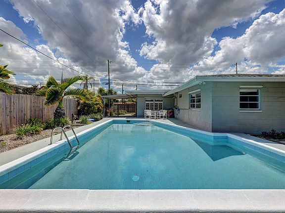 2nd image of 2413 Royal Palm Dr