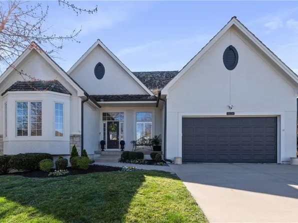 16174 Cambridge St, Stilwell, KS 66085