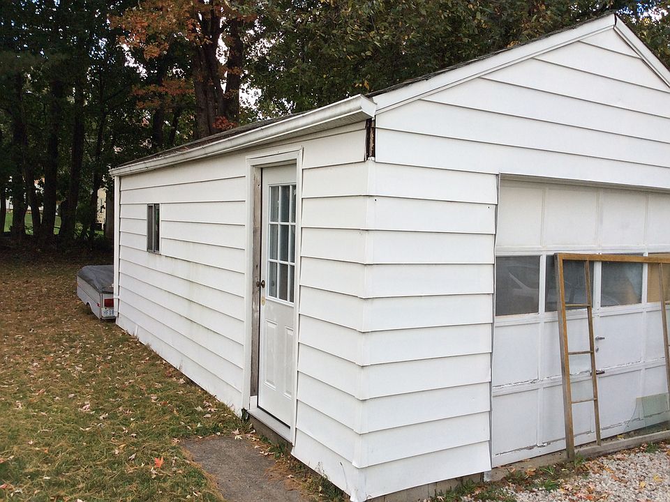 2nd image of 225 Rose Lane St SE