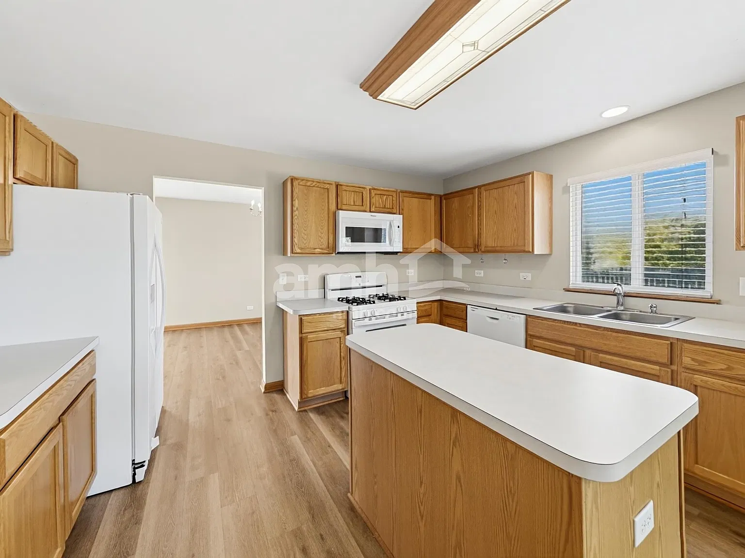 4 bed, 2.5 bath, 2528 sqft, $3,470 — Photo 4