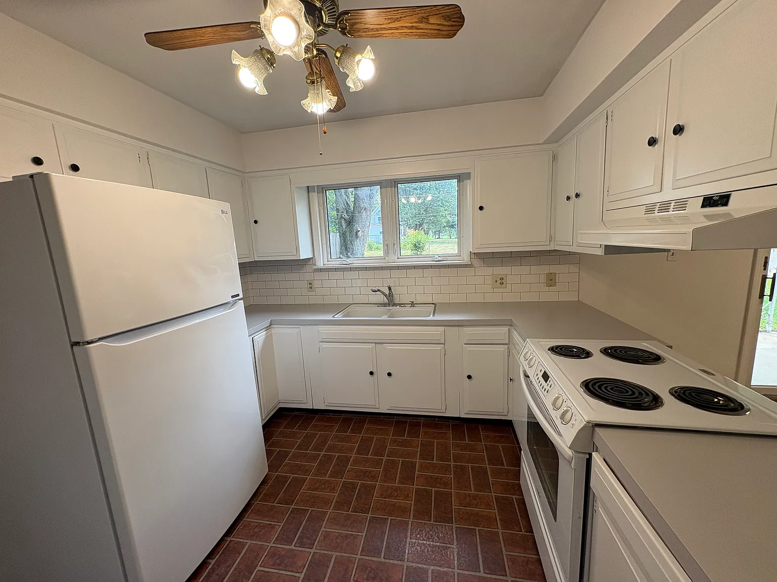 3 bed, 1.5 bath, 1292 sqft, $1,500 — Photo 4