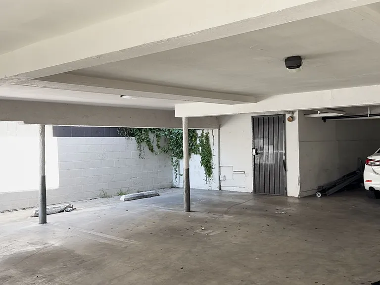 Garage (with easy to drive in spot).