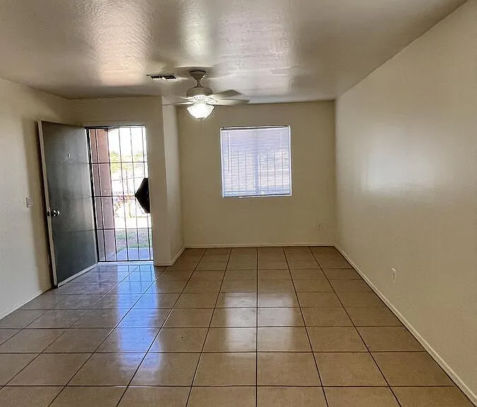 1597 W Mountain View Rd #5 — Photo 2
