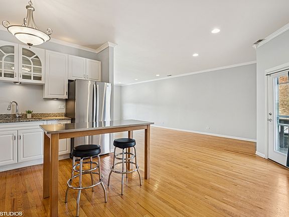 2nd image of 1962 W Lawrence Ave APT 302