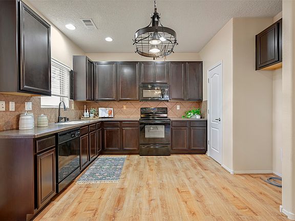 5th image of 4267 Parque De Villa