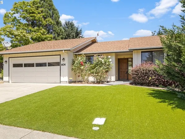 904 NW Carol Dr, Grants Pass, OR 97526