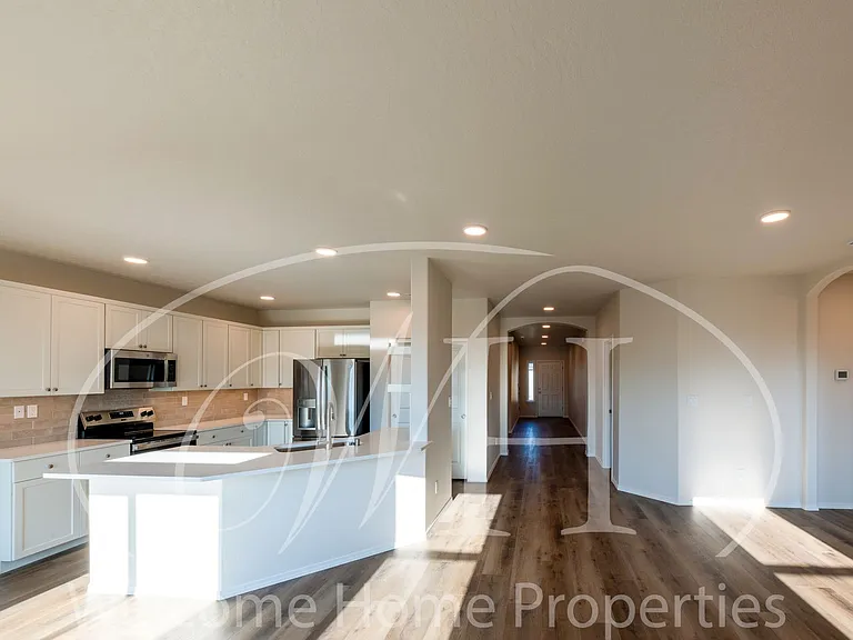 643 Ava St — Photo 2