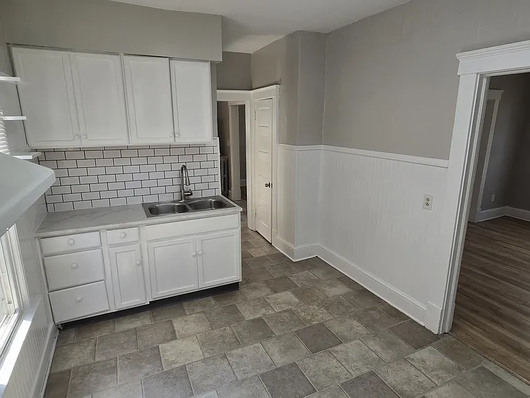 1136 W 9th St — Photo 3