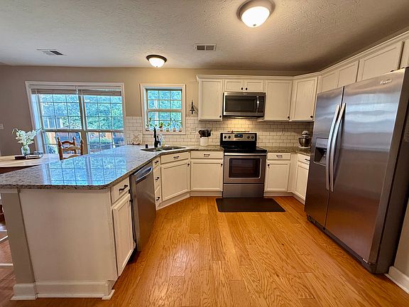 5th image of 404 Sandersville Ct