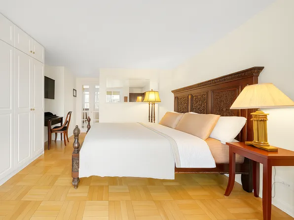 330 East 38th Street image 2 of 18