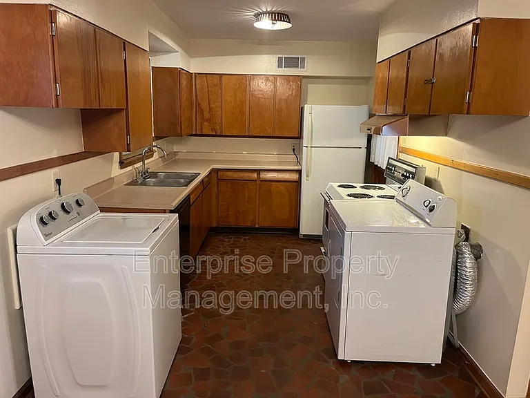 5081 Whitehall Ave — Photo 9