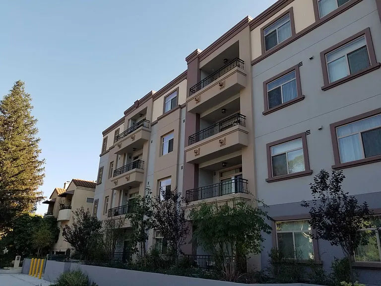 Riverside Dr — Photo 2