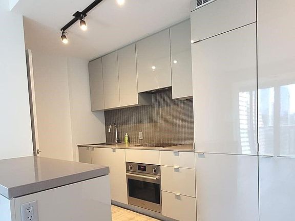 5th image of 7 Grenville St #2105