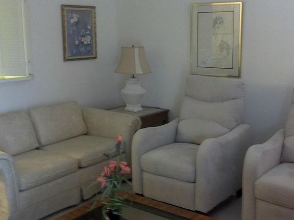 4th image of 439 Markham Dr #T