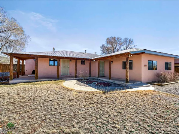 711 Cavalry Ct, Taos, NM 87571