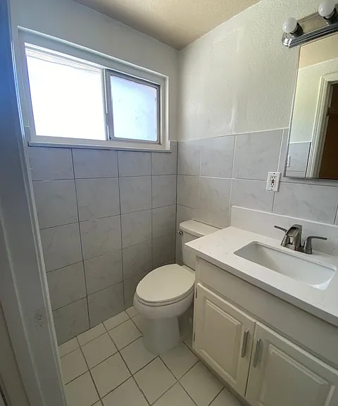 880 N Waverly St — Photo 9