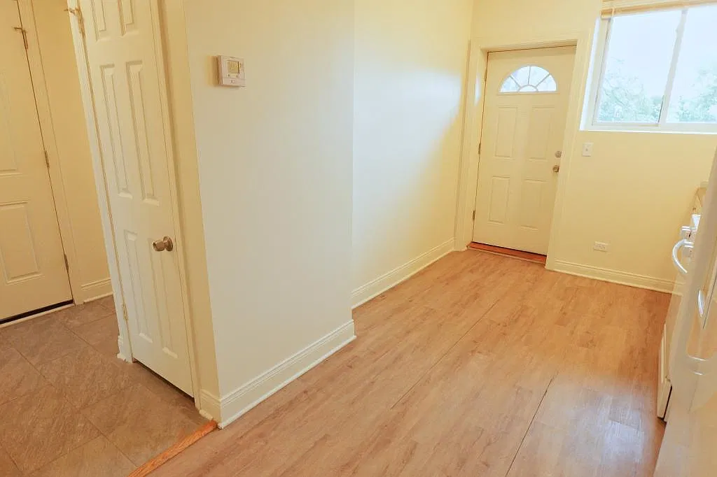 1351 W 81st St, 3 — Photo 3