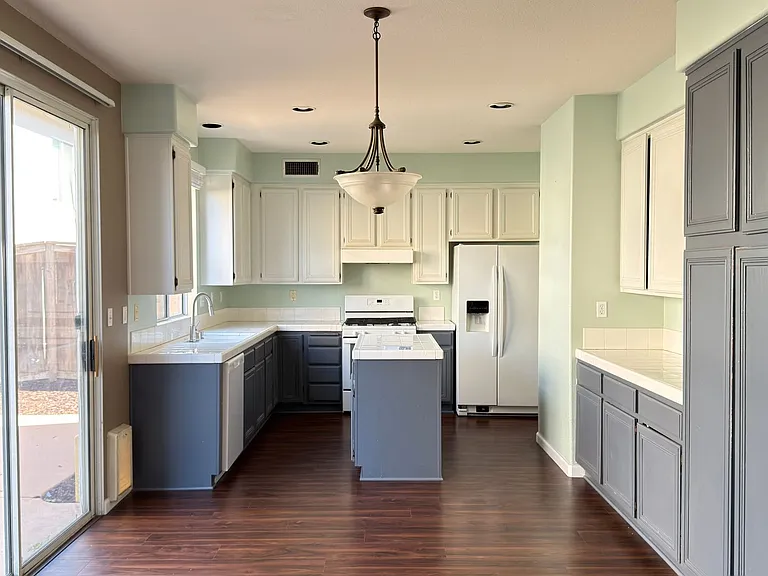 205 Venetia Way — Photo 6