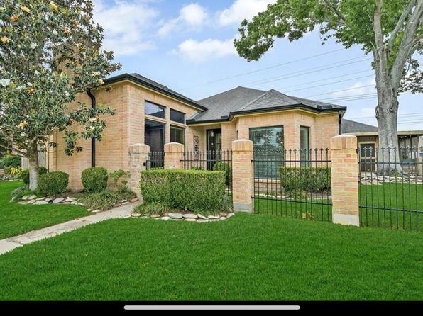 2706 Country Club Dr