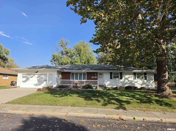 2726 N Millbrook Dr, Peoria, IL 61604