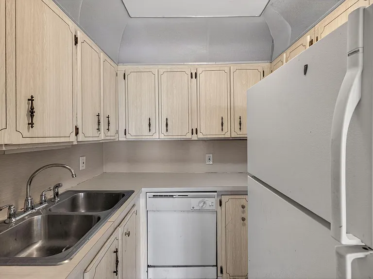 841 SW 18th Ct — Photo 23