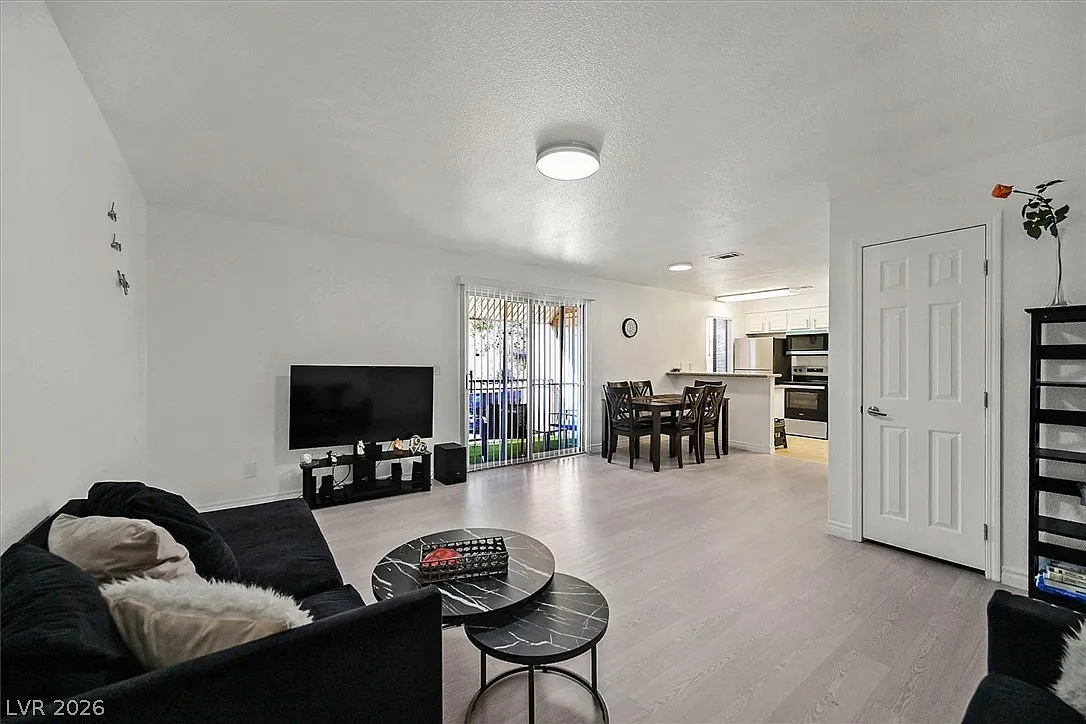 2 bed, 2.0 bath, 978 sqft, $1,555 — Photo 4