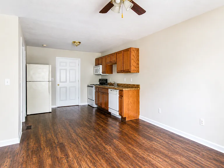 50 Lexington Ct — Photo 2