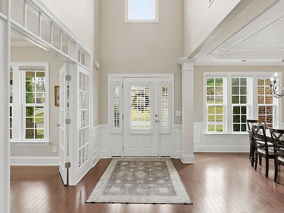 4th image of 719 Thurrock Cir
