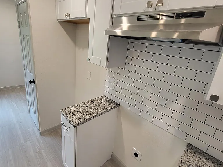 2417 Castroville Rd — Photo 5