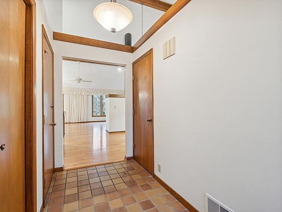 4th image of 1720 Willow Creek Dr