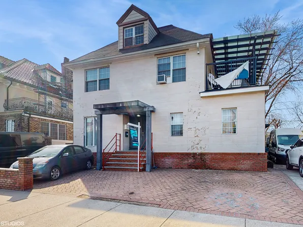4202 Manhattan Avenue image 1 of 25