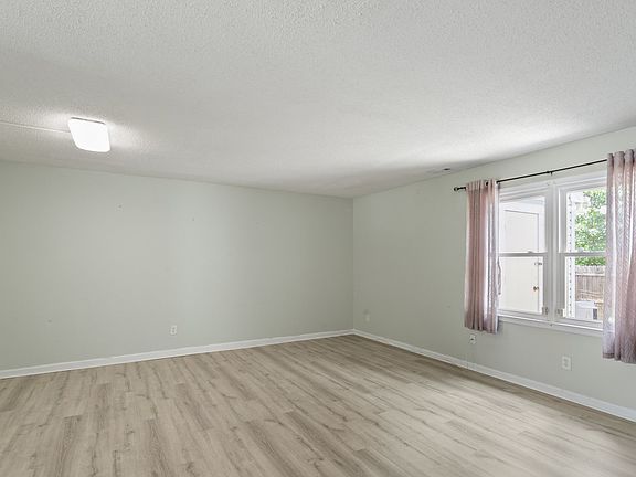 5th image of 3203 Creekside Dr