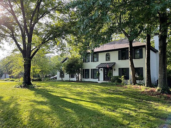 2nd image of 901 N Creekwood Ct